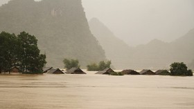 Tại Tân Hóa, huyện Minh Hóa (Quảng Bình), nước lũ dâng cao hơn 2m, khoảng 300 ngôi nhà bị ngập sâu. Ảnh: TTXVN