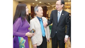Phó Chủ tịch Thường trực UBND TPHCM Lê Thanh Liêm  trao đổi với các đại biểu tại hội nghị. Ảnh: HOÀNG HÙNG