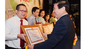 Chủ tịch UBND TPHCM Nguyễn Thành Phong chúc mừng Sở Ngoại Vụ nhân kỷ niệm 45 năm ngày thành lập. Ảnh: VIỆT DŨNG