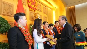 Phó Thủ tướng Thường trực Trương Hòa Bình chúc mừng các cá nhân tiêu biểu nhận giải thưởng “Cán bộ, công chức, viên chức trẻ giỏi” toàn quốc lần thứ 7-2020 do Trung ương Đoàn tổ chức. Ảnh: VGP