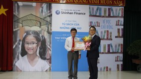 Ông Yang Hyung Mo - đại diện Shinhan Finance nhận Giấy khen từ Sở Văn hóa Thể thao tỉnh Đồng Nai