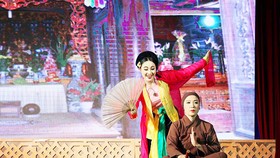 Cảnh Thị Mầu lên chùa trong vở Quan Âm Thị Kính  của Nhà hát Chèo Hà Nội