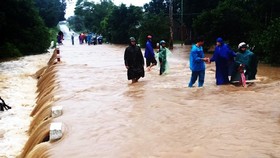 Nhiều tuyến đường bị ngập lụt, chia cắt tại tỉnh Phú Yên. Ảnh: NGỌC OAI