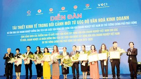 Bà Nguyễn Thị Hồng Trinh - Giám đốc Tài chính (thứ tư, từ phải sang), đại diện Ban lãnh đạo TSTtourist nhận Bằng khen của Hiệp hội Phát triển Văn hóa Doanh nghiệp Việt Nam, tôn vinh các doanh nghiệp hưởng ứng tích cực cuộc vận động Xây dựng văn hóa doanh 
