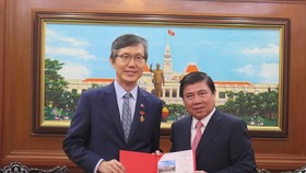 Chủ tịch Nguyễn Thành Phong trao Huy hiệu TPHCM cho ông Lim Jae Hoon. Nguồn: VOH