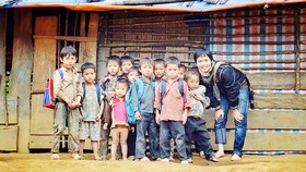 Hoàng Hoa Trung với các em nhỏ vùng cao  trên hành trình làm thiện nguyện. Ảnh: HOÀI DƯƠNG