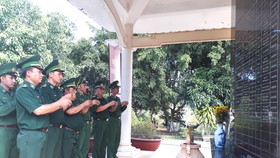 Cán bộ, chiến sĩ Đồn Biên phòng Long Khốt thắp hương  các anh hùng liệt sĩ ở khu tưởng niệm. Ảnh: ĐĂNG NGUYÊN