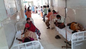  Bệnh nhân nhập viện vì chứng bệnh lạ ở Eluru ngày 7-12. Ảnh: AP