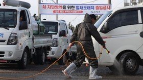 Phun thuốc khử trùng nhằm ngăn chặn sự lây lan của virus cúm H5N6 tại Goseong, tỉnh Nam Goseong, Hàn Quốc. Nguồn: YONHAP