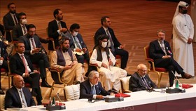 Chủ tịch Hội đồng hòa giải quốc gia tối cao Afghanistan Abdullah Abdullah (giữa, phía trước) phát biểu tại phiên khai mạc hòa đàm giữa Chính phủ Afghanistan và phiến quân Taliban ở Doha, Qatar ngày 12-9-2020. Ảnh: Nguồn: TTXVN