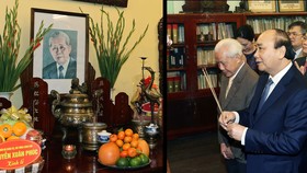 Thủ tướng Nguyễn Xuân Phúc dâng hương tưởng nhớ Tổng Bí thư Lê Duẩn.  Ảnh: TTXVN
