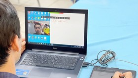 Thầy Hà Minh Sơn, Trường THPT Nguyễn Du (quận 10) đang dạy trực tuyến với camera  và bảng viết kỹ thuật số. Ảnh: HOÀNG HÙNG