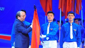 Thủ tướng Nguyễn Xuân Phúc gắn Huân chương Hồ Chí Minh  lên cờ truyền thống của Trung ương Đoàn TNCS Hồ Chí Minh. Ảnh: TTXVN