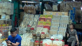 Tổ yến được bán tràn lan tại chợ Bình Tây, quận 6, TPHCM. Ảnh:  HÂN GIA