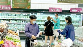 TPHCM phấn đấu 100% siêu thị sử dụng túi nhựa thân thiện với môi trường trong năm 2021. Ảnh: CAO THĂNG