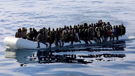 Di dân được tuần duyên Libya cứu vớt trên Địa Trung Hải. Nguồn: REUTERS