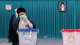 Lãnh tụ tối cao Iran Ayatollah Ali Khamenei bỏ phiếu tại một địa điểm bầu cử ở Tehran. Ảnh: IRNA/TTXVN
