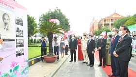 Các đồng chí lãnh đạo TPHCM xem triển lãm về Chủ tịch Hồ Chí Minh tại Bảo tàng Hồ Chí Minh chi nhánh TPHCM nhân kỷ niệm 110 năm ngày Bác Hồ ra đi tìm đường cứu nước. Ảnh:VIỆT DŨNG