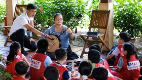 Lục Phạm Quỳnh Nhi trong một buổi trò chuyện về cổ nhạc  (ảnh chụp trước khi dịch bệnh bùng phát trong cộng đồng)