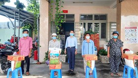 UBND phường Vĩnh Phú, TP Thuận An, tỉnh Bình Dương tặng quà cho gia đình khó khăn ở trong khu vực phong tỏa