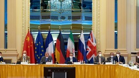 Các đại biểu tham dự vòng đàm phán thứ 6 về việc khôi phục thỏa thuận hạt nhân Iran tại thủ đô Vienna, Áo ngày 12-6-2021. Ảnh: THX/TTXVN
