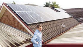Ông Michael Streatfeild với 2 tấm năng lượng Mặt trời áp mái ở West Hoxton, Sydney