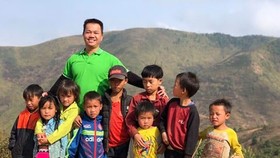 Anh Trà Văn Kính cùng trẻ em ở bản Phá Thóng, Sơn La
