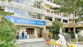 Trường THCS Huỳnh Văn Nghệ (quận Gò Vấp)  được trưng dụng làm  khu cách ly tập trung. Ảnh: HOÀNG HÙNG