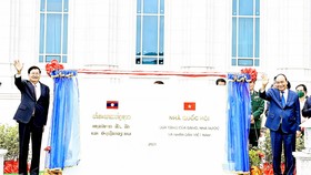 Chủ tịch nước Nguyễn Xuân Phúc và Tổng Bí thư, Chủ tịch nước Lào Thongloun Sisoulith  dự lễ bàn giao, trao tặng Nhà Quốc hội Lào. Ảnh: TTXVN