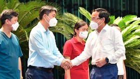 Bí thư Thành ủy TPHCM Nguyễn Văn Nên cảm ơn các y, bác sĩ, những người chi viện cho TPHCM phòng chống dịch Covid-19, góp phần làm giảm số ca tử vong và bệnh nặng trên địa bàn TP, ngày 8-10. Ảnh: VIỆT DŨNG