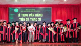 Tân thạc sĩ và tiến sĩ Trường ĐH Nông Lâm TPHCM nhận bằng tốt nghiệp tháng 10-2020