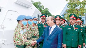 Chủ tịch nước Nguyễn Xuân Phúc chúc mừng các tập thể, cá nhân có thành tích xuất sắc trong tham gia hoạt động gìn giữ hòa bình Liên hiệp quốc