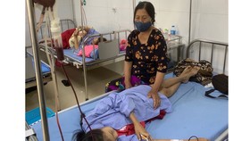 Bà Trần Thị Trúc chăm cháu Trần Thị Lan Hương đang điều trị, truyền máu tại Trung tâm Huyết học và Truyền máu (Bệnh viện đa khoa Thanh Hóa) 