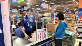 Hàng giảm giá tại các siêu thị Co.opmart thu hút khách hàng