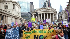 Tuần hành kêu gọi chống biến đổi khí hậu tại London tháng 11-2021