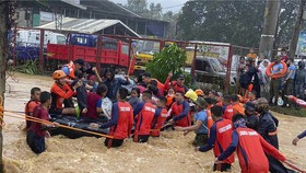 Bão RAI gây ngập lụt nặng ở Philippines. Ảnh: AP