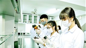 Sinh viên năm cuối Trường ĐH Công nghiệp TPHCM  thực hành thí nghiệm tại phòng thí nghiệm Công nghệ  sinh học và thực phẩm