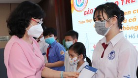 Phó Chủ tịch UBND TPHCM Phan Thị Thắng trao quà  bảo trợ cho trẻ mồ côi do dịch Covid-19