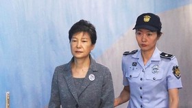 Cựu tổng thống Park Geun-hye ra toà án Seoul ngày 25-8-2017. Ảnh: REUTERS