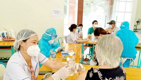 Tiêm vaccine mũi bổ sung  cho người dân huyện Hóc Môn, TPHCM