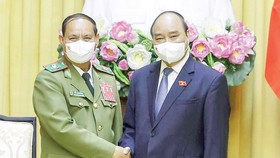 Chủ tịch nước Nguyễn Xuân Phúc  tiếp Đại tướng Vilay Lakhamphong, Bộ trưởng Bộ Công an Lào. Ảnh: TTXVN