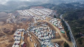 Xe chở hàng hóa, nông sản ùn ứ tại cửa khẩu Tân Thanh (tỉnh Lạng Sơn) đầu tháng 1-2022