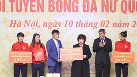 Tập đoàn TH trao tặng đội tuyển bóng đá nữ Việt Nam 1,5 tỷ đồng