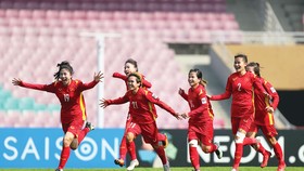 Các tuyển thủ bóng đá nữ Việt Nam vui mừng sau khi đoạt vé  dự vòng chung kết World Cup nữ 2023