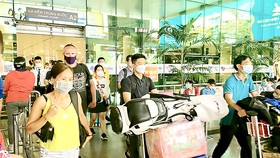 Du khách tại sân bay Tân Sơn Nhất. Ảnh: THI HỒNG