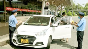 Thanh tra giao thông TPHCM xử lý một ô tô  vi phạm giao thông trong sân bay Tân Sơn Nhất