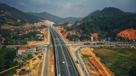 Bộ GTVT yêu cầu nhà thầu thi công rà soát, xây dựng lại kế hoạch để rút ngắn tiến độ 3 tháng đối với 11 dự án thành phần thuộc dự án đầu tư xây dựng một số đoạn đường bộ cao tốc trên tuyến Bắc - Nam