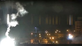 Hình ảnh pháo sáng rơi xuống nhà máy điện hạt nhân Zaporizhzhia rạng sáng 4-3. Nguồn:  REUTERS