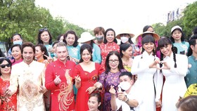 Hoa hậu H’Hen Niê và Á hậu Nguyễn Huỳnh Kim Duyên cùng các nghệ sĩ quảng bá cho Lễ hội Áo dài TPHCM
