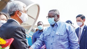 Phó Chủ tịch UBND TPHCM Võ Văn Hoan đón Tổng thống Sierra Leone và phu nhân tại sân bay Tân Sơn Nhất.  Ảnh: HOÀNG HÙNG